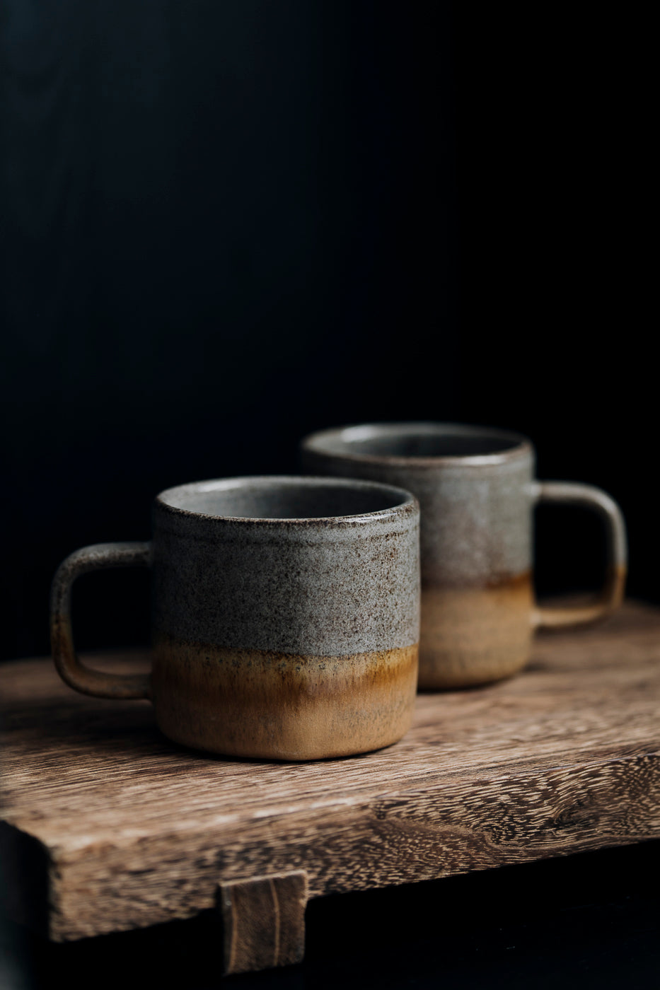 szary kubek ceramiczny Freebirdceramics